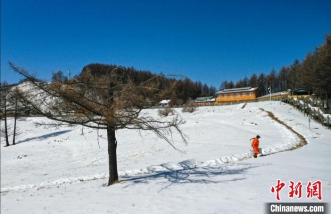 戎喜民在挑水上山 闫鹏 摄 戎喜民在挑水上山 闫鹏 摄
