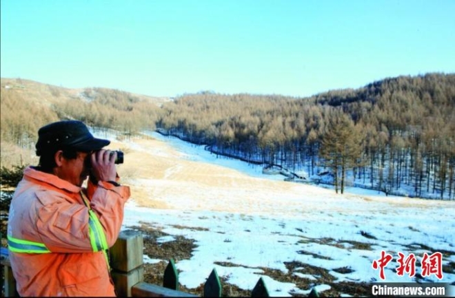 戎喜民在值勤 闫鹏飞 摄 戎喜民在值勤 闫鹏飞 摄